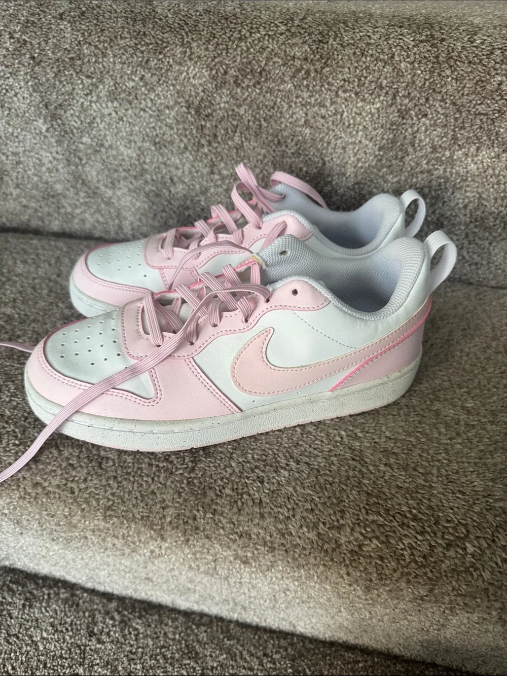 Nike Kids Low-Top Sneakers in Pink and White